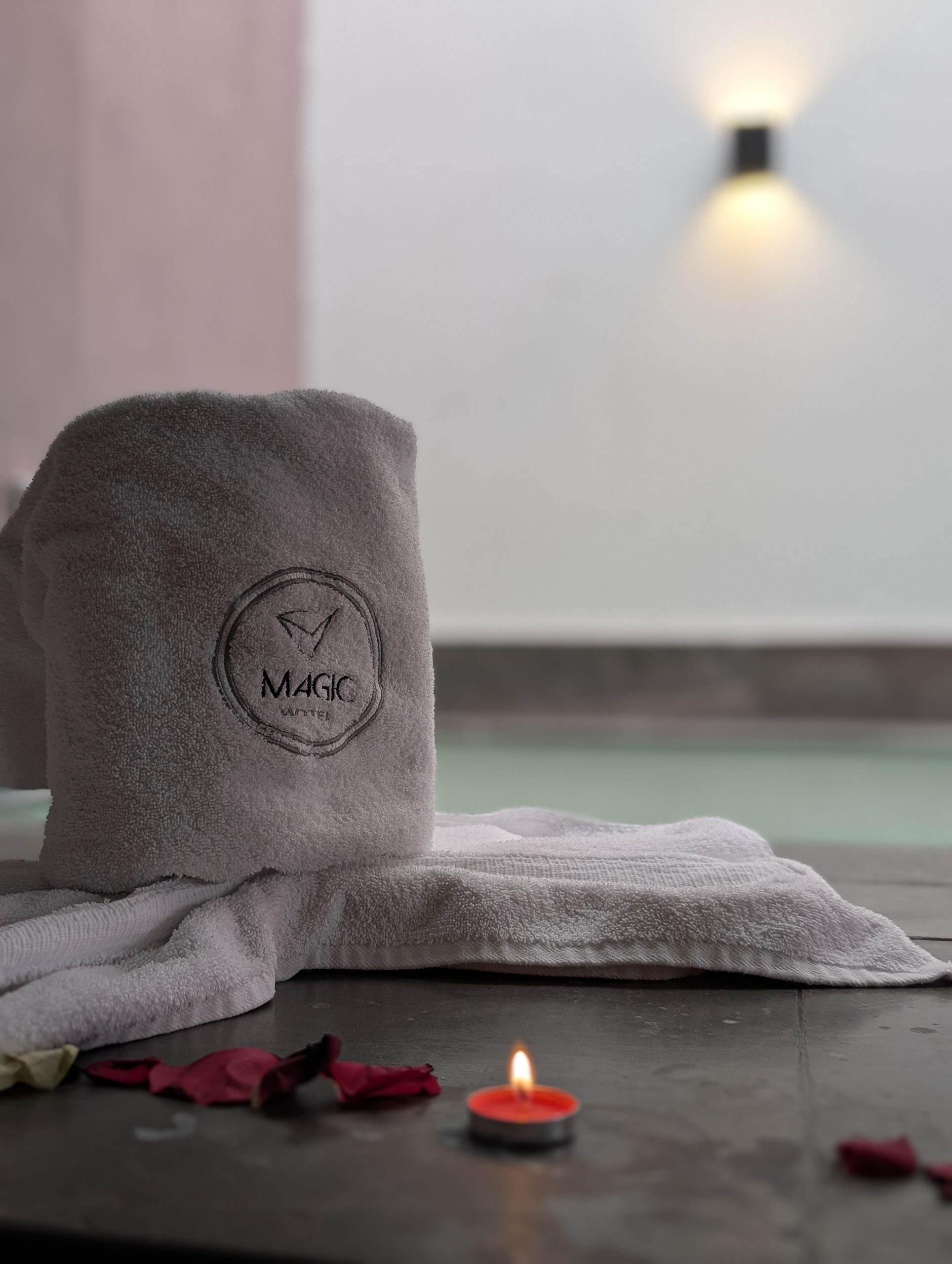 Amenidades de Motel Magic junto a la alberca