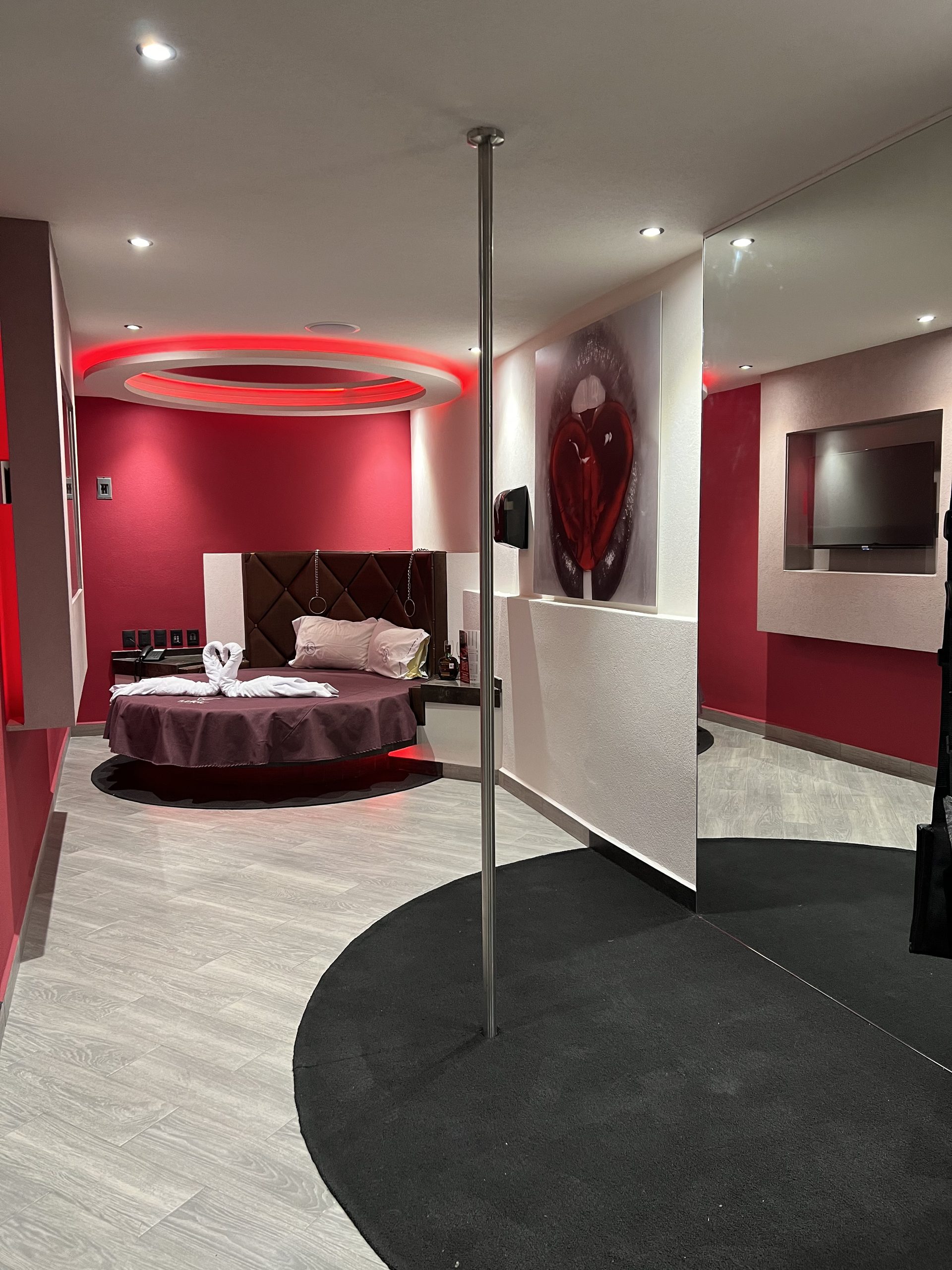 Habitación con cama redonda y espejo circular