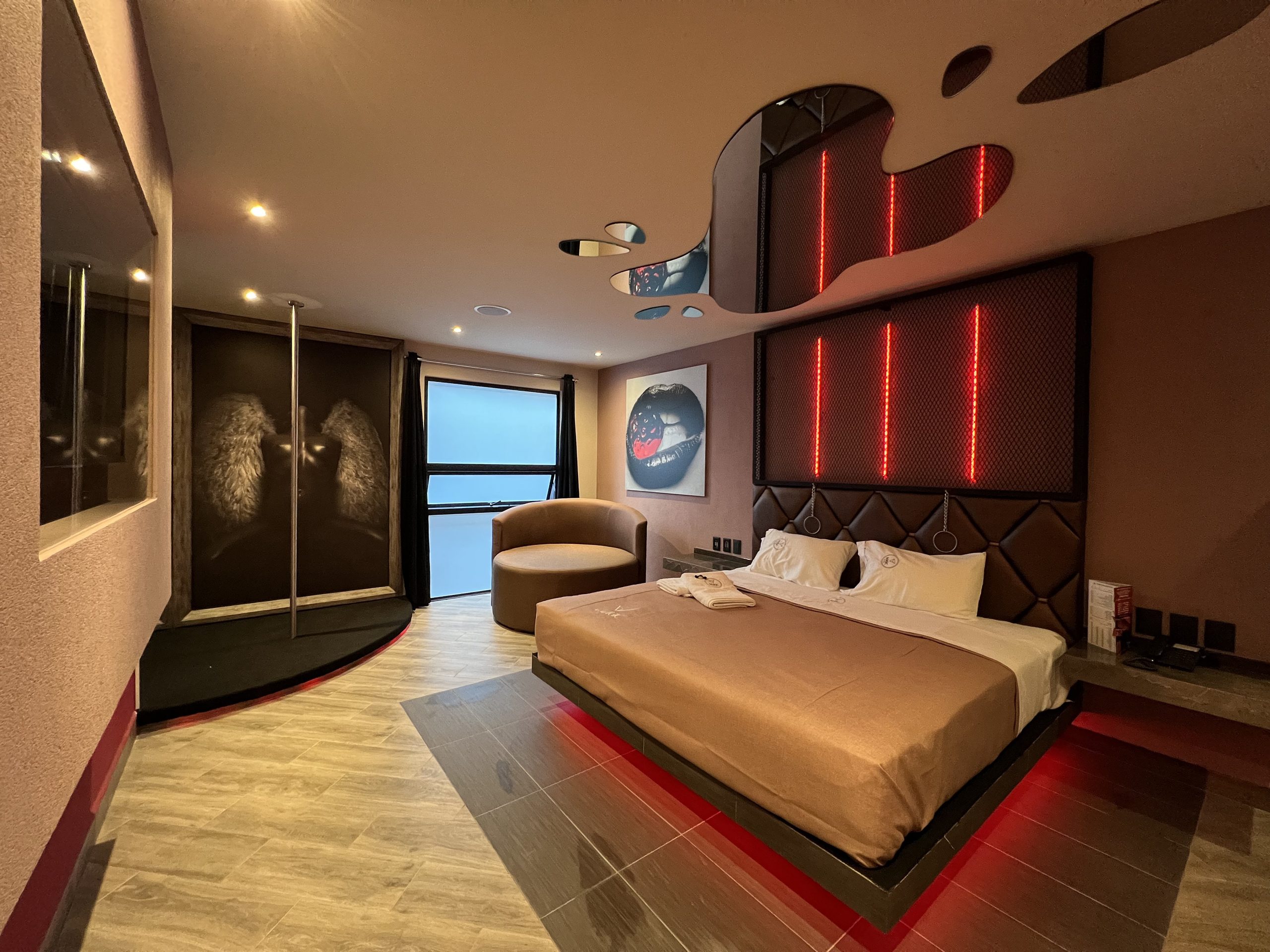 Habitación Con Cochera y cama matrimonial