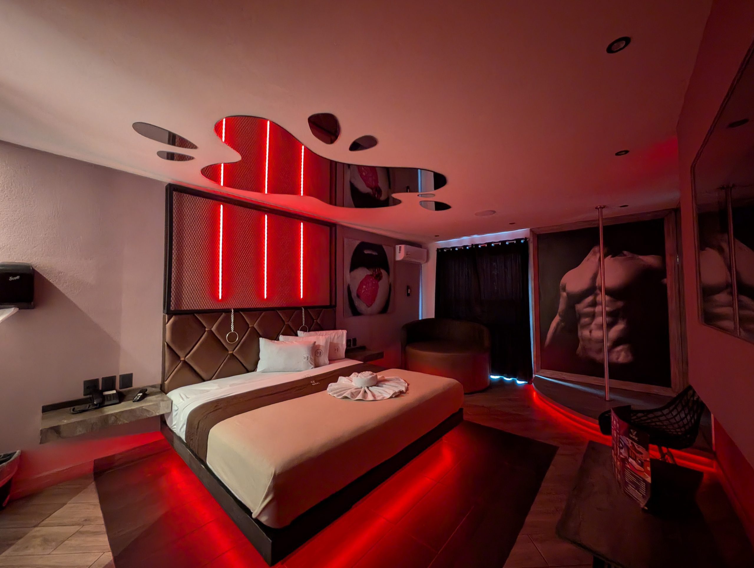 Habitación Con Cochera con iluminación roja