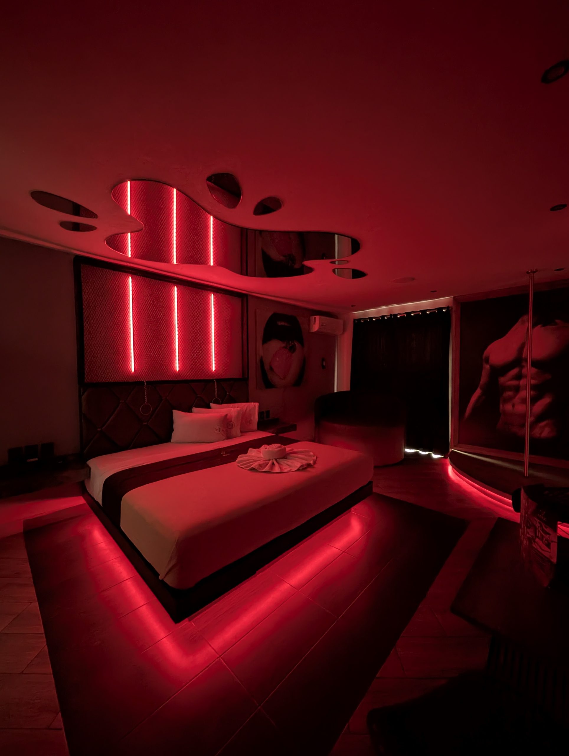 Habitación Con Cochera iluminada en rojo
